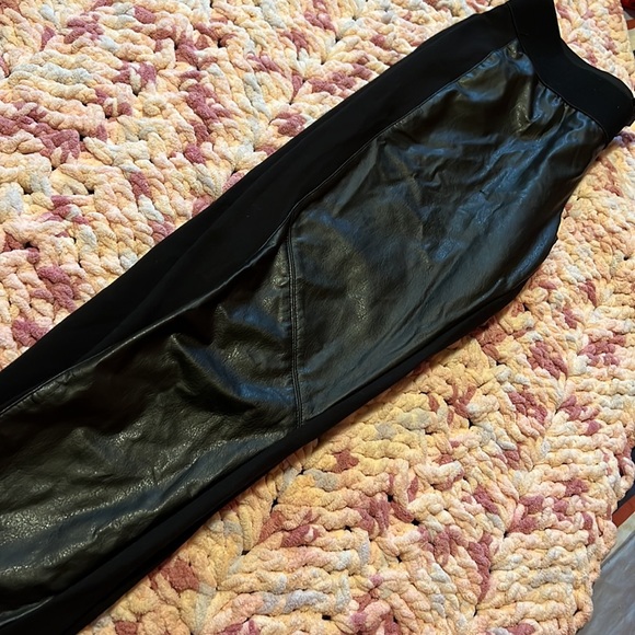 Faux leather black leggings size 26 - Picture 6 of 7